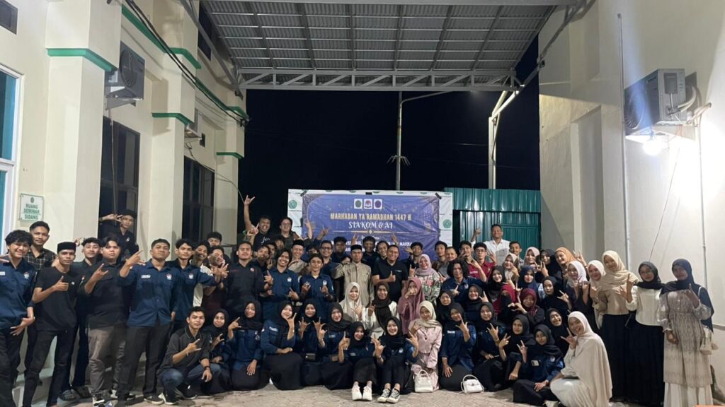 sesi dokumentasi bersama seluruh pimpinan fakultas, dosen, dan fungsionaris Himaif